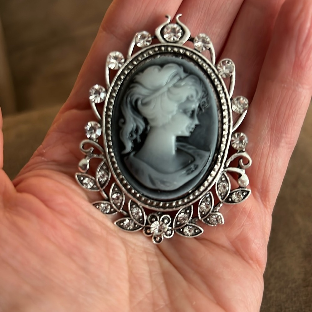 Cameo Style Brooch Pin